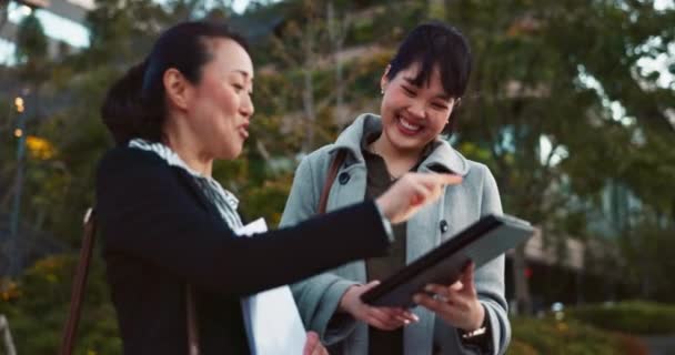 亚洲妇女 平板电脑和团队在日本城市进行交流 研究或社交媒体合作 在城市的人行道上 商界人士对在线搜索 聊天或社交的技术面带微笑 — 图库视频影像