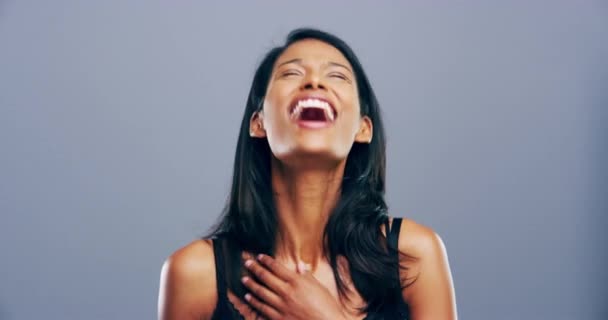Смешно Лицо Черная Женщина Студии Смеются Счастьем Свободой Реакцией Шутки — стоковое видео
