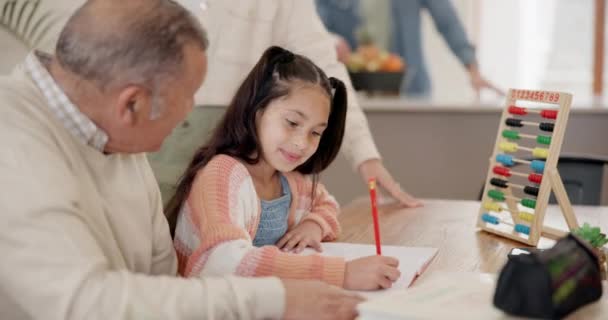 Abuelo Madre Niña Con Tarea Ayudando Escribiendo Para Aprendizaje Educación — Vídeos de Stock