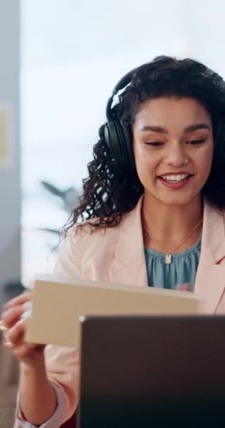 Video Görüşmesi Kadın Dizüstü Bilgisayar Muhabbet Etmek Kurmak Ofiste Hisse — Stok video