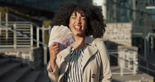 Šťastná Podnikatelka Peníze Město Finanční Svobodě Výhru Investice Nebo Plat — Stock video