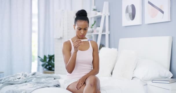 妊娠テスト 家庭でのストレス そして医療の未来 黒人女性 避妊に失敗し 肯定的な出産キットの間違い 恐怖や神経質な思考 — ストック動画