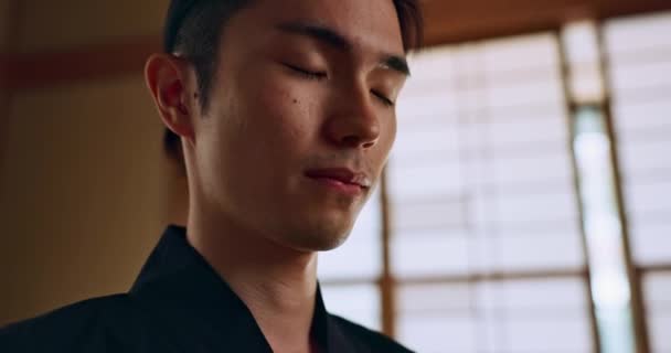 Pensamento Calma Jovem Asiático Homem Com Meditação Zen Relaxante Expressão — Vídeo de Stock
