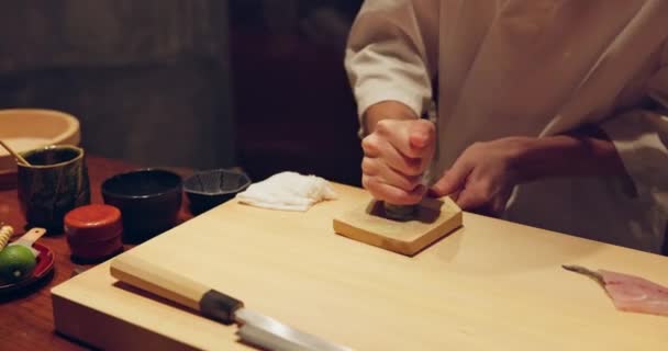 Sushi Jedzenie Zbliżenie Rąk Szefa Kuchni Gotowanie Stole Restauracji Kuchni — Wideo stockowe