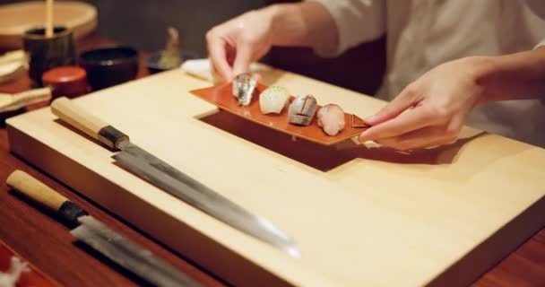 Manos Plato Sushi Presentación Restaurante Mesa Comedor Cocina Cocina Experta — Vídeos de Stock