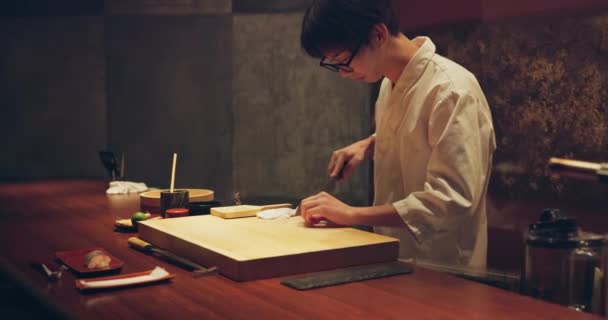 レストランでの寿司 シェフは 夜の食材でテーブルで料理したり 料理したりします キッチン ナイフ 料理アーティスト グルメ和食 ケータリングの仕事で軽食を用意 — ストック動画