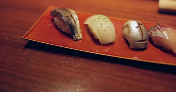 Zbliżenie Sushi Talerz Restauracji Stół Fast Food Kuchni Prezentacji Wyżywienia — Wideo stockowe