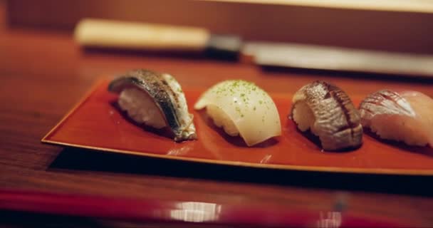 Κοντινό Πλάνο Σούσι Και Φαγητό Βράδυ Στο Τραπέζι Του Εστιατορίου — Αρχείο Βίντεο
