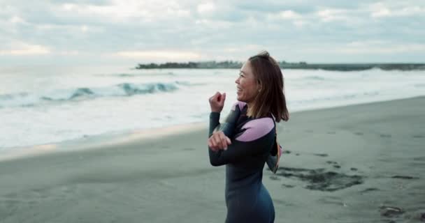 Surferfrau Stretching Und Training Strand Lächelnd Und Bereit Für Training — Stockvideo