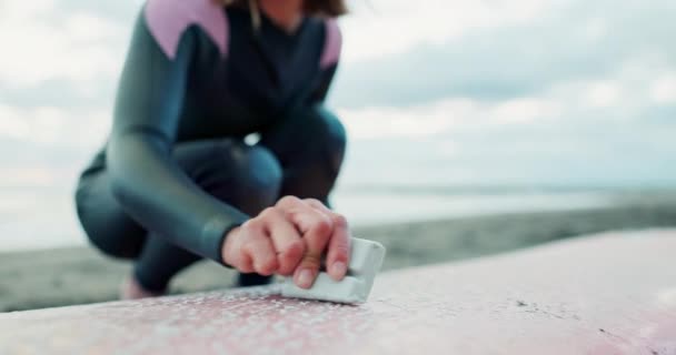 Femme Planche Surf Cire Heureux Plage Penser Prêt Pour Entraînement — Video