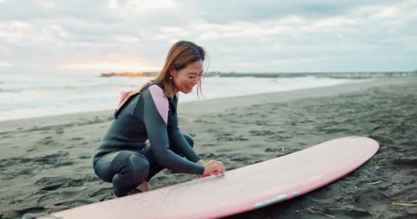 Femme Planche Surf Cire Heureux Par Océan Penser Prêt Pour — Video