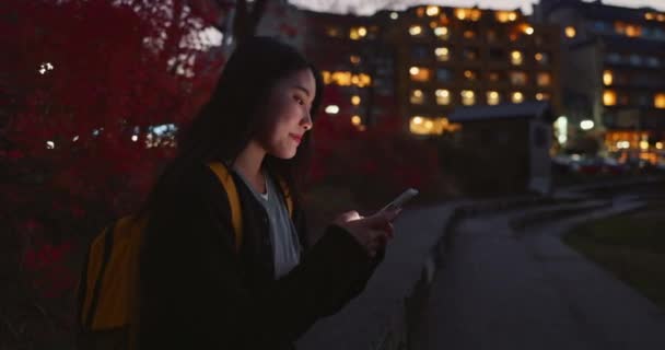 Glad Asiatisk Kvinna Telefon Och Natt För Sociala Medier Kommunikation — Stockvideo
