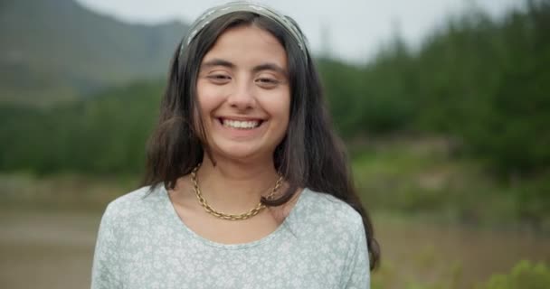 週末旅行 森での冒険で若い女性の自然 メキシコ出身の女性のハッピー 肖像画 アウトドアアドベンチャーのポジティブで良い姿勢 — ストック動画