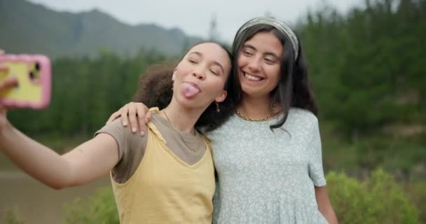 Похідні Жінки Друзі Селфі Природа Посмішкою Язиком Знаком Миру Пригодницького — стокове відео