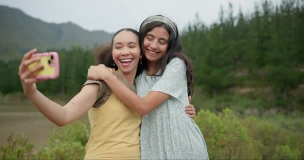 Senderismo Mujeres Amigas Selfie Emocionadas Con Sonrisa Lengua Signo Paz — Vídeos de Stock