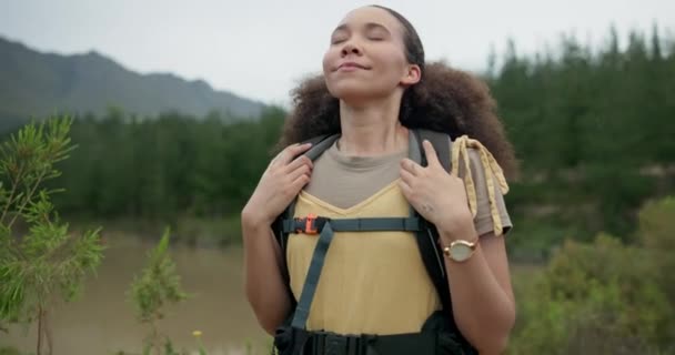 Žena Dýchání Lese Pěší Turistikou Dobrodružství Venku Batohem Klid Pohodu — Stock video
