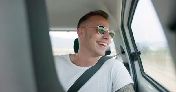 Szczęśliwy Człowiek Samochód Okulary Przeciwsłoneczne Wycieczkę Tylnym Siedzeniu Podróży Podróży — Wideo stockowe