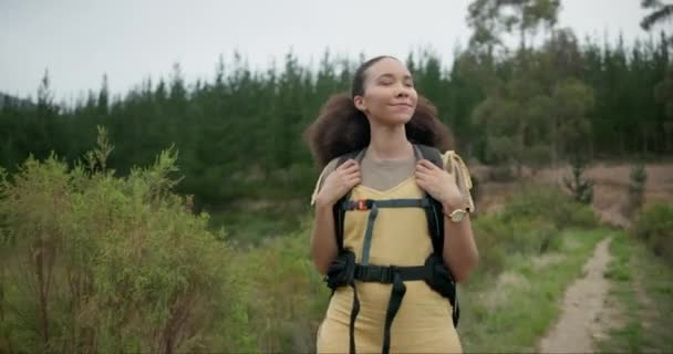Mujer Caminando Bosque Para Hacer Senderismo Aventura Aire Libre Con — Vídeos de Stock