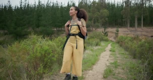 Mujer Caminando Bosque Para Practicar Senderismo Aventura Aire Libre Con — Vídeos de Stock