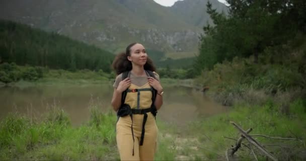 Mujer Caminar Bosque Con Senderismo Aventura Aire Libre Con Mochila — Vídeos de Stock