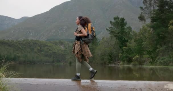 Naturaleza Mochila Mujer Joven Trekking Bosque Vacaciones Aventura Viaje Fin — Vídeos de Stock