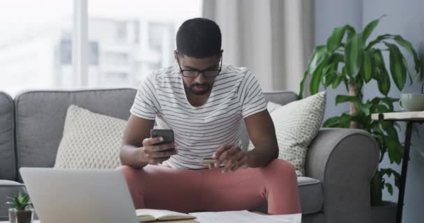 Invertir Teléfono Hombre Negro Casa Con Tarjeta Crédito Para Una — Vídeos de Stock