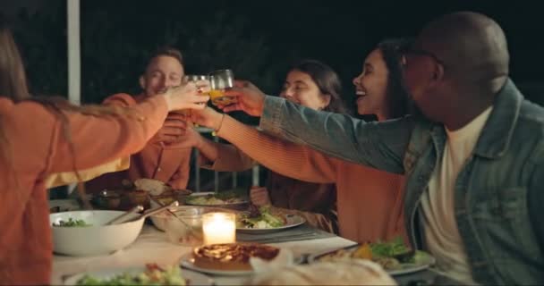 团体祝酒词 庭院晚餐 夜晚和与食物的对话 新年前夕和派对 男人和女人 围坐在桌旁 喝着果汁 多样性或目标 — 图库视频影像