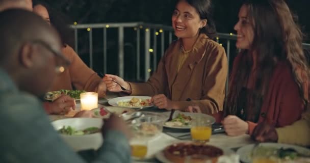 Друзі Щасливі Вечеря Вночі Патіо Розмова Про Розмову Їжу Святкування — стокове відео