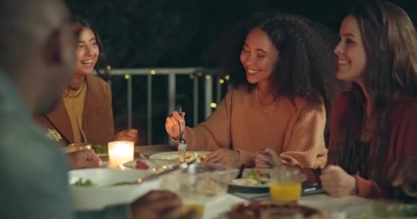 Amigos Noche Cena Fiesta Patio Feliz Por Conversación Comida Celebración — Vídeos de Stock