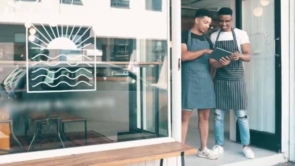 Kafe Işletme Sahibi Başlangıç Tableti Yönetim Kapıdaki Restorana Hoş Geldiniz — Stok video