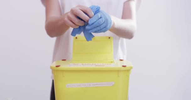 Ręce Osoba Kosz Odpady Medyczne Rękawiczkami Opieka Zdrowotna Dla Bezpieczeństwa — Wideo stockowe
