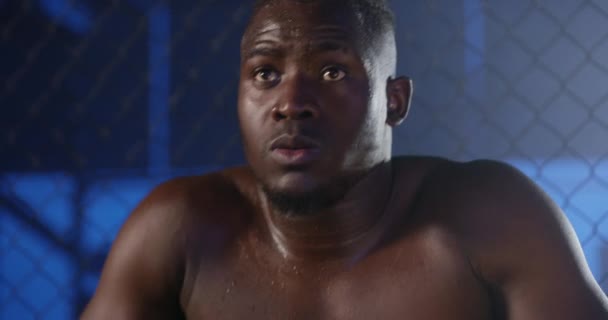 전투기 피트니스 운동을위한 체육관에서 휴식에 피곤한 경기장 아프리카 선수는 스포츠 — 비디오