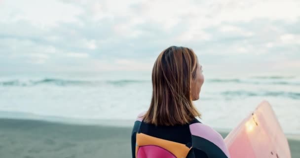 Kobieta Ocean Widok Surferem Plaży Świeże Powietrze Wellness Sportem Podróży — Wideo stockowe