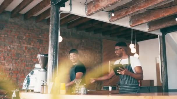 Café Barista High Five Tablet Para Trabajo Equipo Del Restaurante — Vídeos de Stock