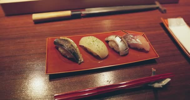 Primer Plano Sushi Plato Restaurante Palillos Comida Para Cocina Presentación — Vídeos de Stock