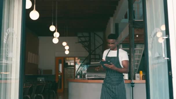 Kafe Adam Işyeri Sahibi Restoran Yönetimi Kapıdaki Müşteri Hizmetleri Için — Stok video