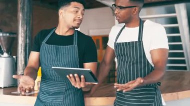 Kafe, işyeri sahibi ve barista eğitimi için tablet üzerinde takım çalışması, satış değerlendirmesi ve konukseverlikte internet yönetimi. Menü, veri ve planlama için dijital teknolojiye sahip gençler, yöneticiler veya garsonlar.