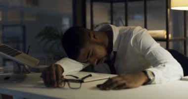 İş adamı, yorgun ve gece araştırması için masa başında uyuyor muhasebe teslim tarihi ve ofiste kariyer stresi. Defteri olan genç muhasebeci, zaman yönetimi başarısız ve yorgunluk, depresyon veya tükenmişlik.