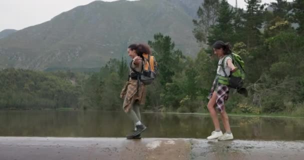 Φίλοι Γυναίκες Και Πεζοπορία Ισορροπία Ενώ Περπάτημα Γέφυρα Και Λίμνη — Αρχείο Βίντεο