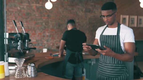 Hombre Cajero Tableta Café Para Gestión Restaurantes Servicio Cliente Mostrador — Vídeos de Stock