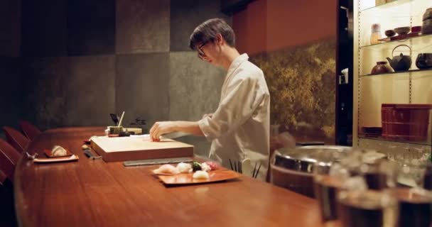 Σούσι Φαγητό Και Σεφ Στο Εστιατόριο Μαγείρεμα Στο Τραπέζι Στο — Αρχείο Βίντεο