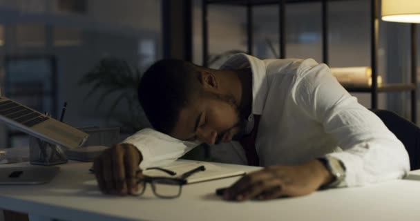 Üzletember Fáradt Alszik Íróasztalnál Éjszakai Kutatás Könyvelési Határidő Karrier Stressz — Stock videók