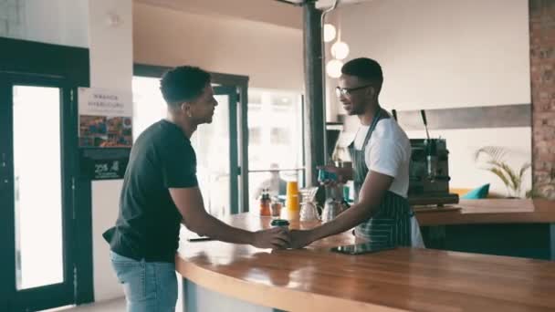 Kassiererin Kunden Und Kreditkarte Coffeeshop Pos Fintech Und Digitales Bezahlen — Stockvideo