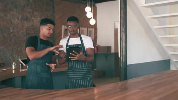 Restaurant Kassier Met Teamwork Tablet Voor Cafe Ideeën Management Planning — Stockvideo