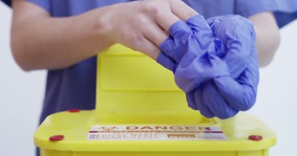 Руки Человек Медицинский Мусорный Бак Перчатками Здравоохранение Безопасности Гигиены Белом — стоковое видео
