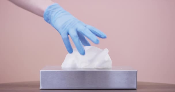 Tecido Caixa Mão Pessoa Estúdio Com Produto Higiene Pessoal Macio — Vídeo de Stock