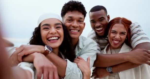 Amigos Grupo Selfie Playa Con Cara Sonrisa Abrazo Con Pareja — Vídeo de stock
