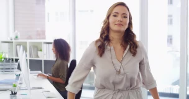 Yüzü Mutlu Kadını Ofiste Şirkette Yerinde Kollarını Kavuşturmuş Portre Yaratıcı — Stok video