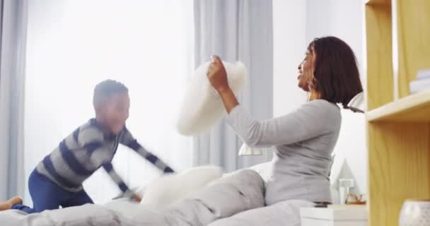 Família Luta Travesseiros Cama Com Criança Mãe Pulando Quarto Manhã — Vídeo de Stock