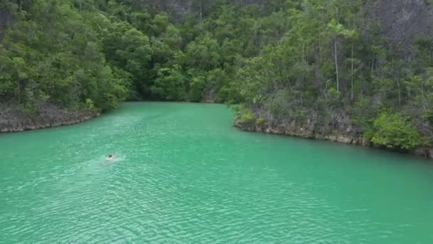 에너지 휴가와 강에서 인도네시아에서 스트레스 완화를 호수에서 — 비디오